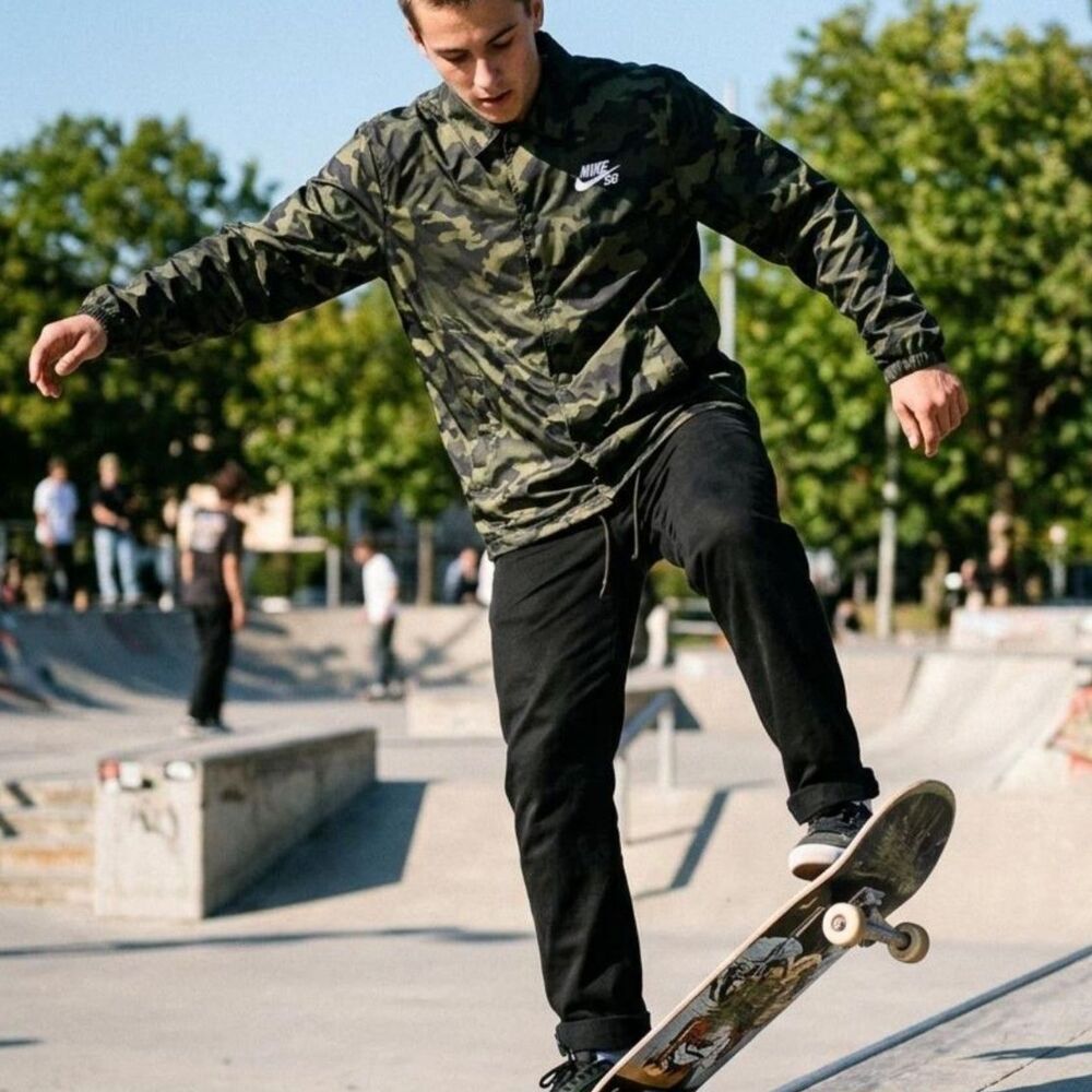 Nike SB Camo Coaches Jacket Mens Small Lightweight Windbreaker Skater Streetwear